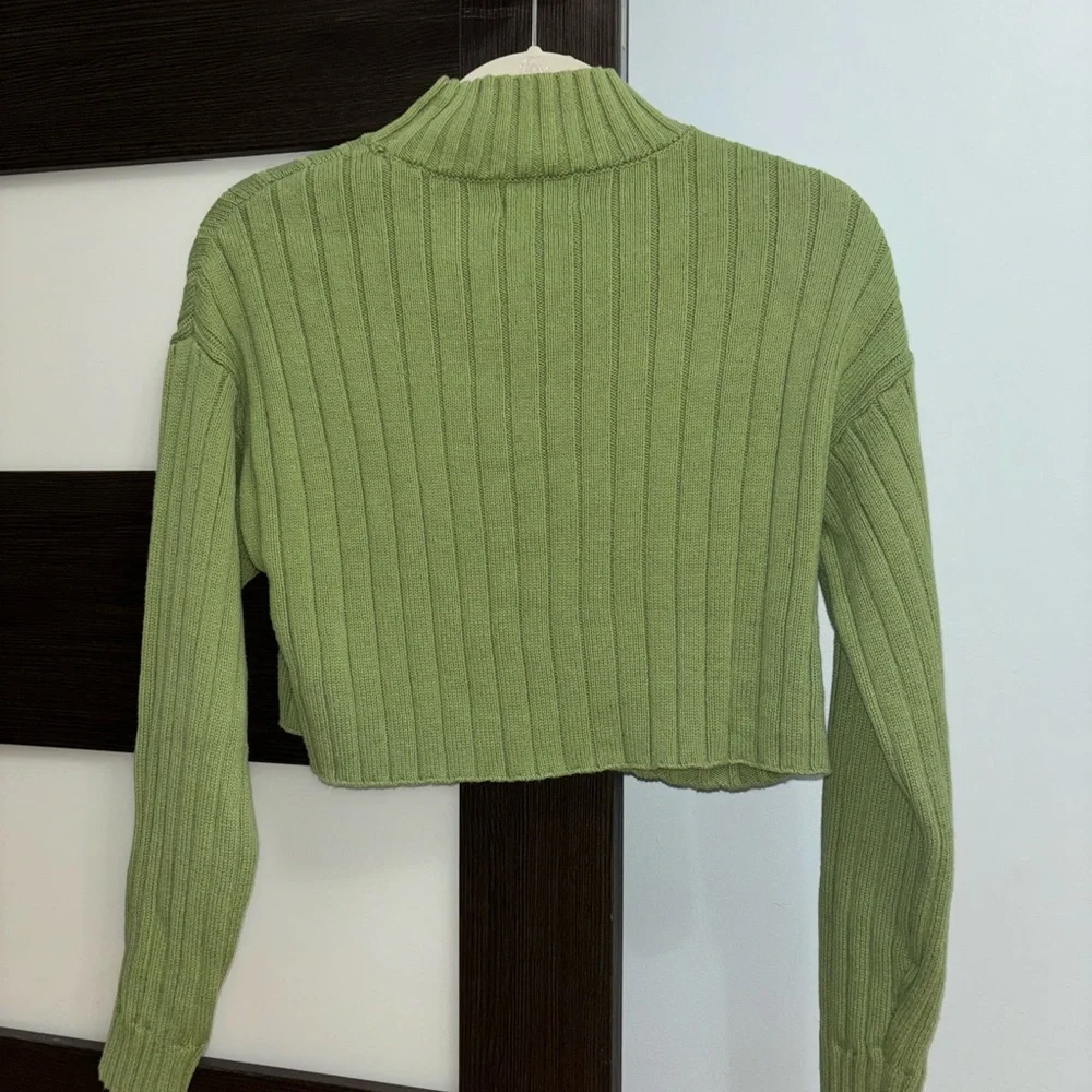 Green Ribbed Cropped Sweater - Picture 3 of 3